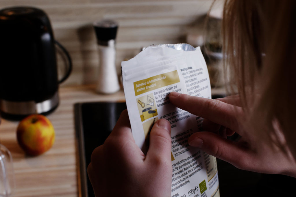 Jojo liest Text auf der Breitüte