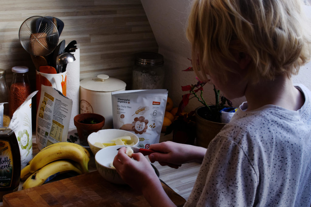 Jojo schneidet Obst
