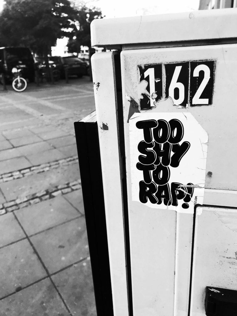 Aufkleber "Too shy to rap"