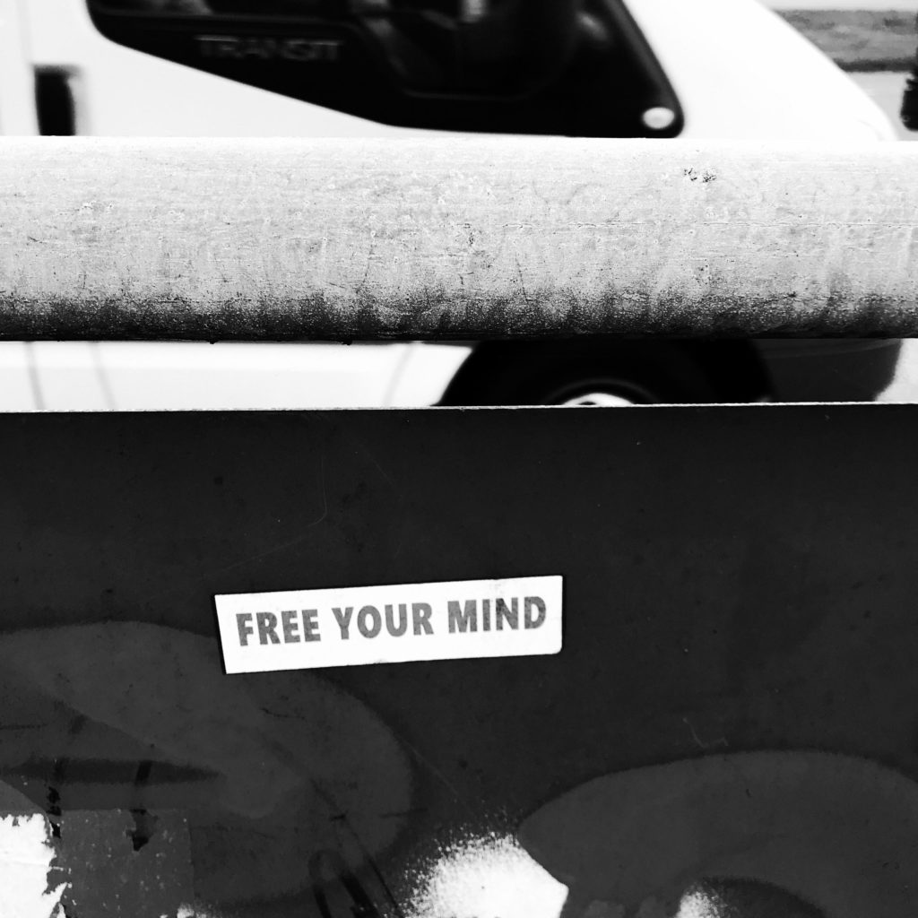 Aufkleber "Free your mind"