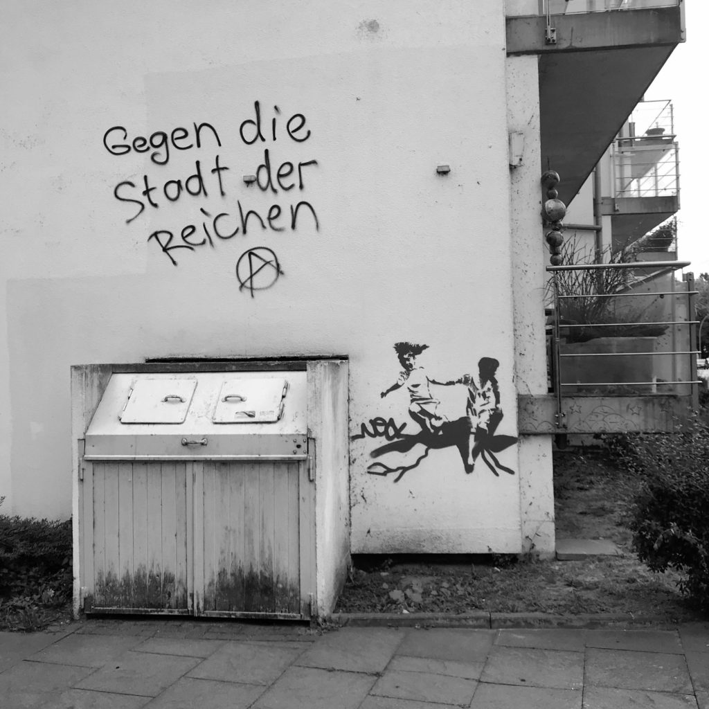 Graffiti "Gegen die Stadt der Reichen"