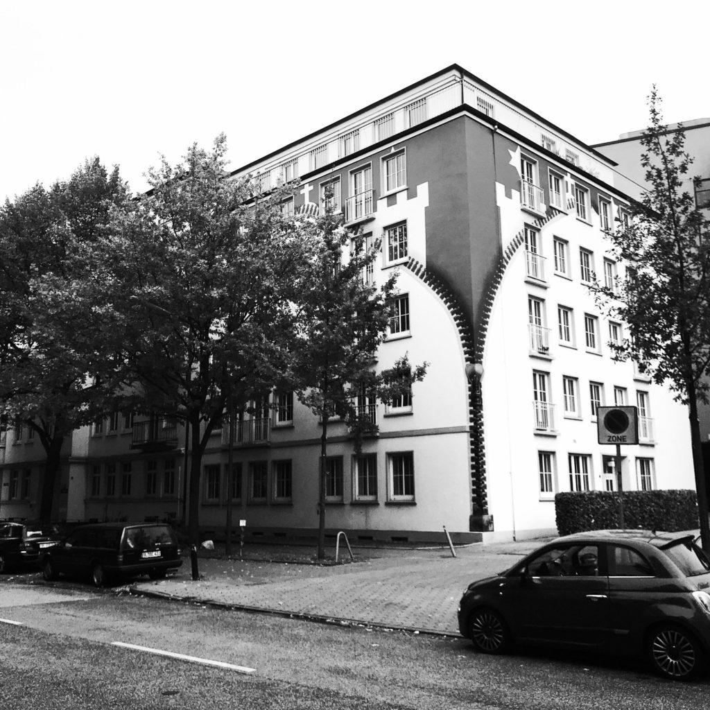 Hausfassade mit aufgemaltem Reißverschluss