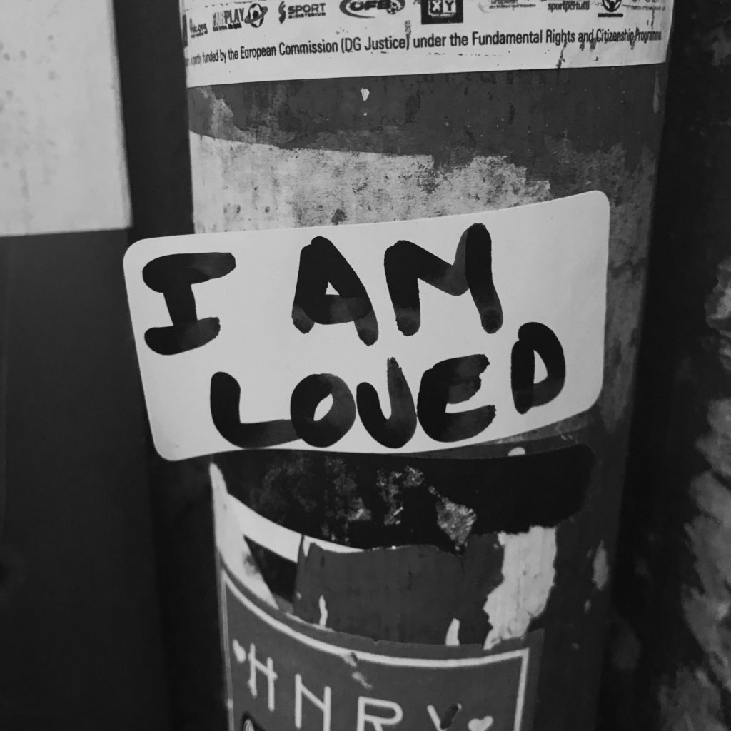 Aufkleber "I am loved"