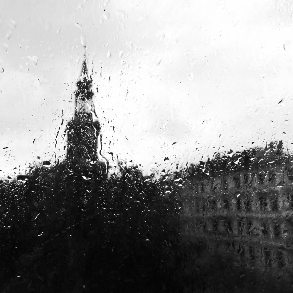 Kirche im Regen durch Fensterglas