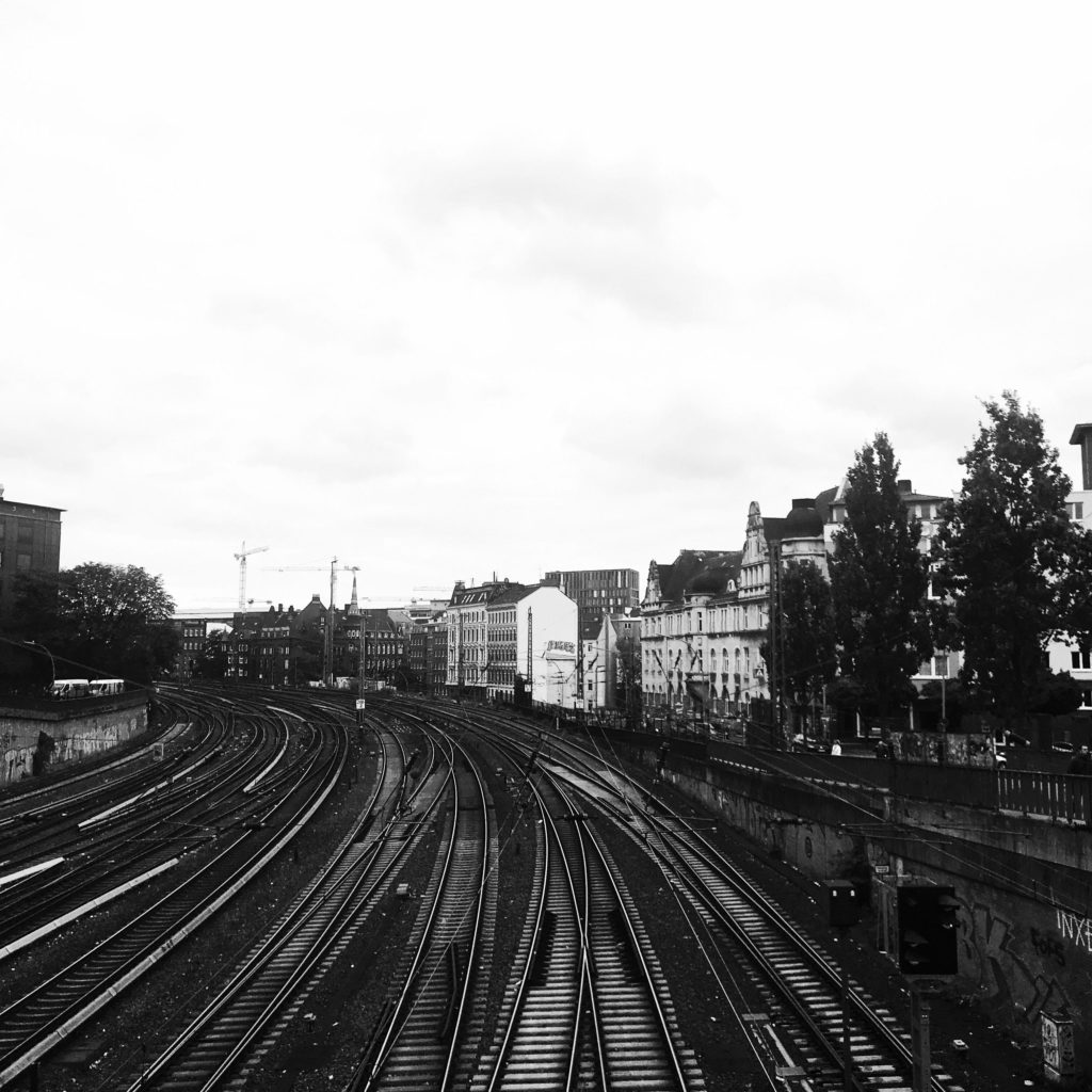 Blick aufs Münzviertel mit Bahngleisen