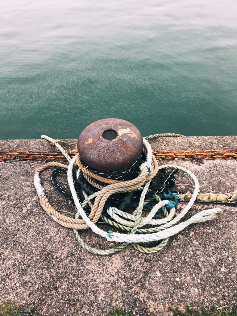 Helgoland, ein Poller mit Tauen