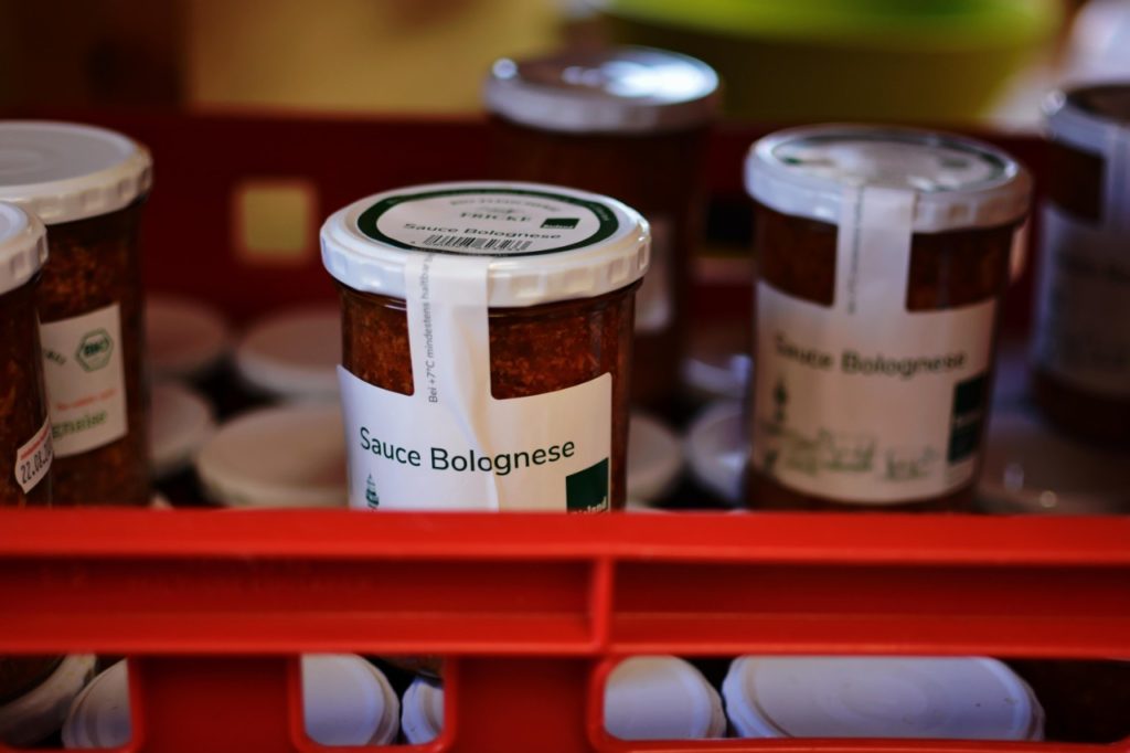 Ein Glas mit Sauce Bolognese