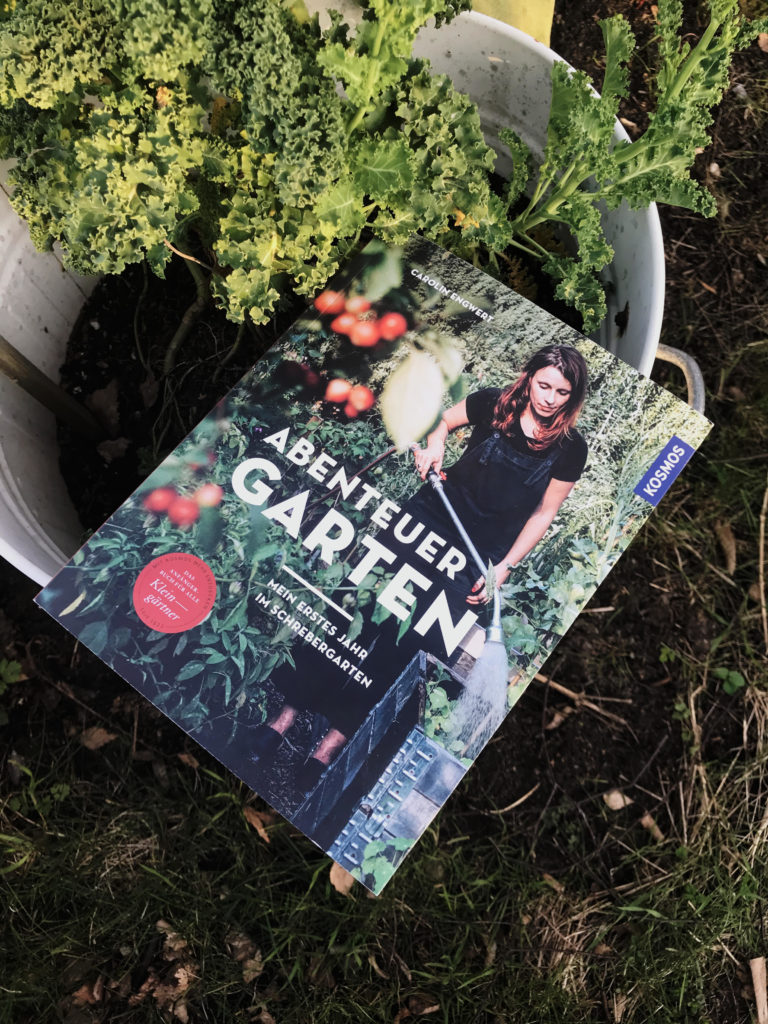 Das Buch "Abenteuer Garten" neben Grühnkohl