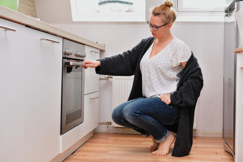 Die Herzdame vor dem Backofen