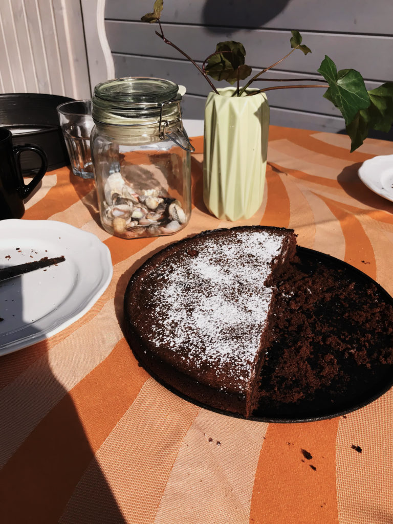 Kuchen auf einem Tisch vor der Laube
