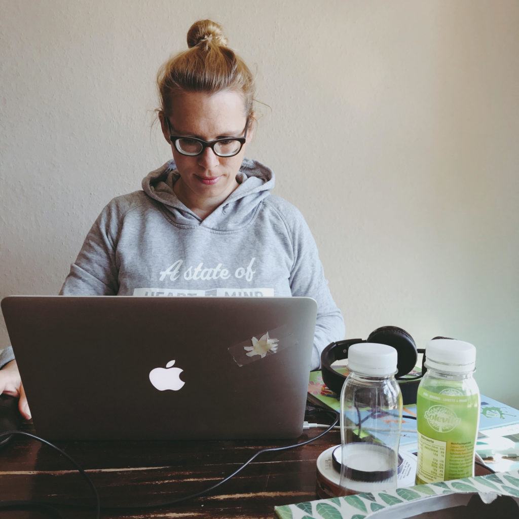 Die Herzdame am Notebook