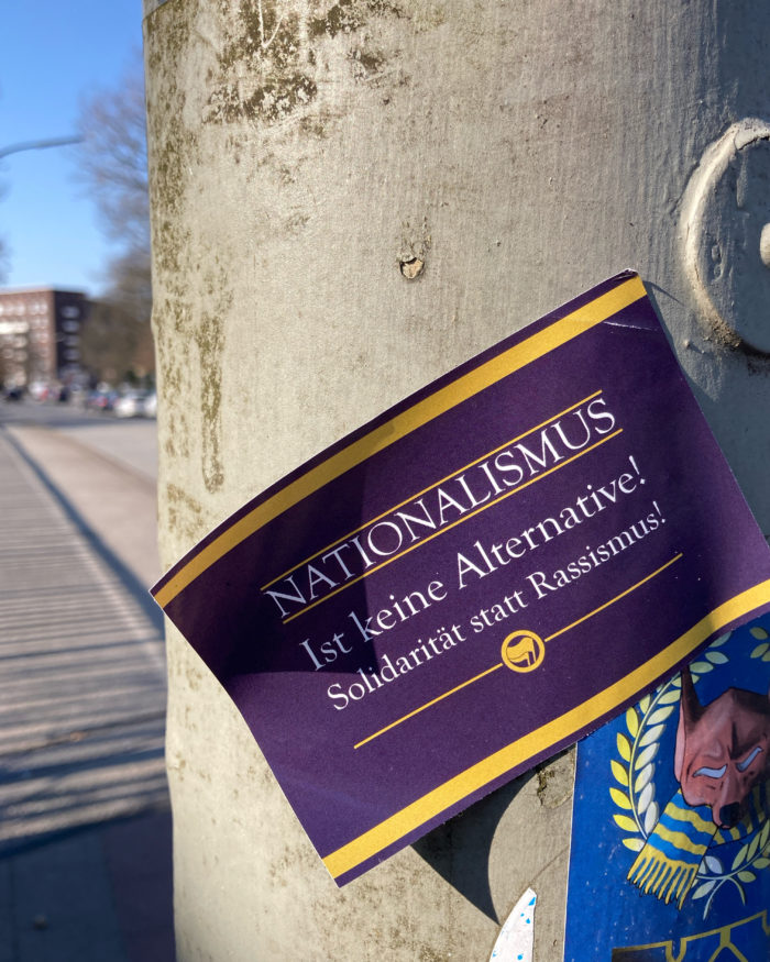 Ein Aufkleber gegen Rassismus: "Nationalismus ist keine Alternative"