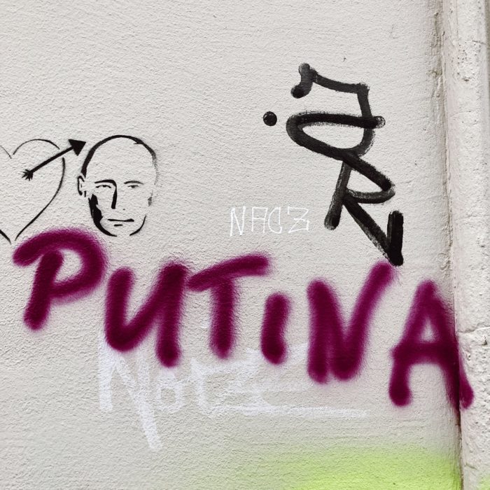 Sprühkunst: Der Kopf von Putin, daneben steht "Putina"