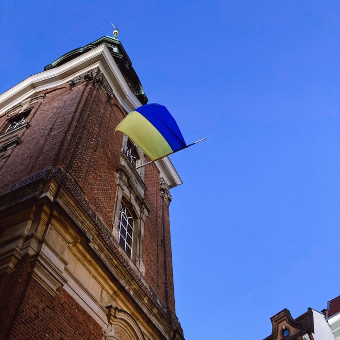 Die Flagge der Ukraine weht an einem Kirchturm