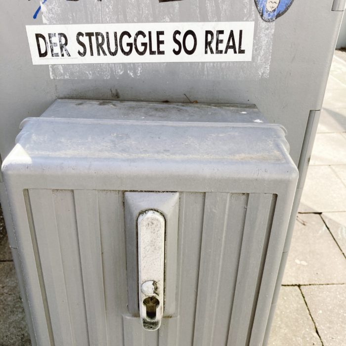 Ein Aufkleber mit dem Text: "Der Struggle so real"