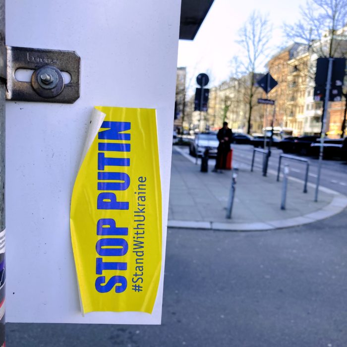Ein Aufkleber: Stoppt Putin