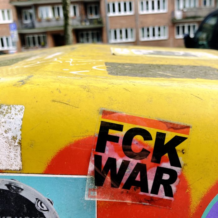 Ein Aufkleber auf einem Briefkasten: FCK WAR
