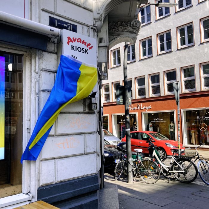 Eine ukrainische Flagge an einem Kiosk auf der Langen Reibe