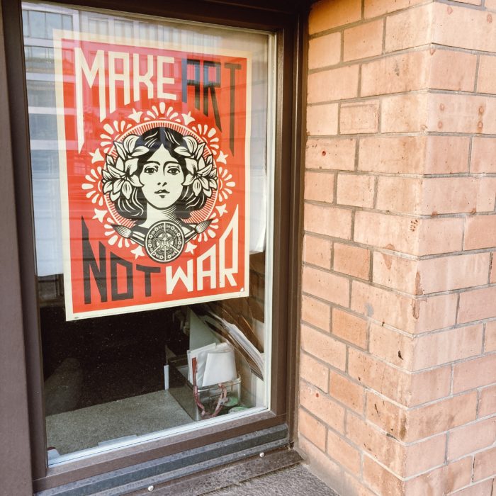 Ein Plakat in einem Fenster der Kunsthalle: Make art not war