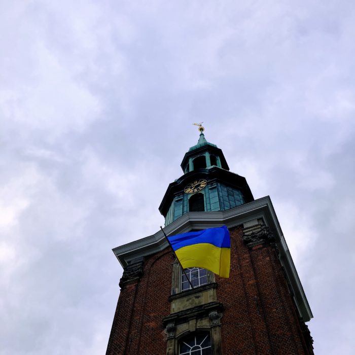 Die Flagge der Ukraine weht an einem Kirchturm