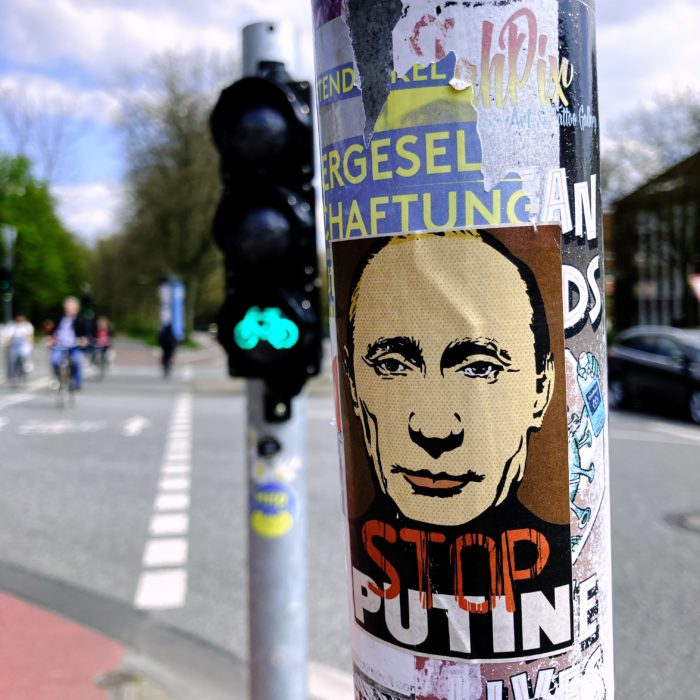 Ein Aufkleber an einer Ampel: Stop Putin
