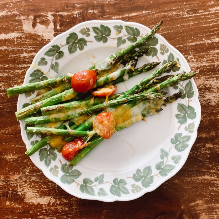 Überbackener grüner Spargel
