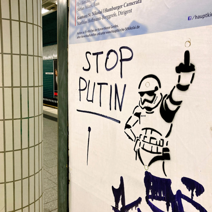 Eine Stormtrooperzeichnung in einer U-Bahn mit dem Schriftzug Stop Putin