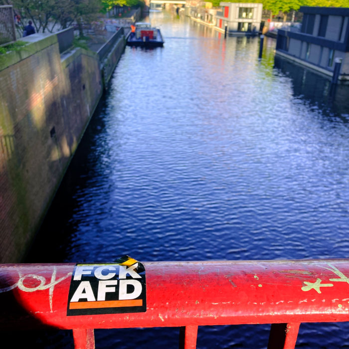 Ein Brückengeländer in Hammerbrook mit dem Aufkleber FCK AFD
