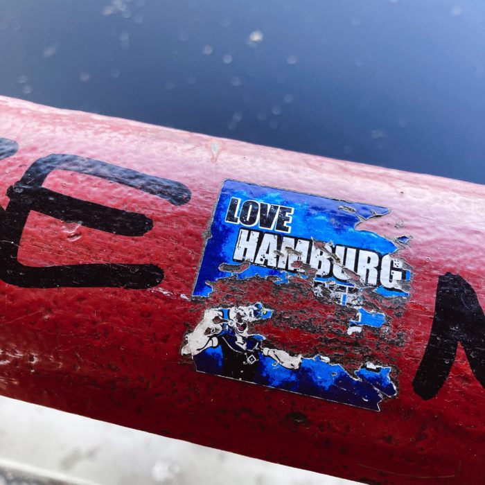 Ein zerfetzter "Love Hamburg"-Aufkleber auf einem Brückengeländer in Hammerbrook