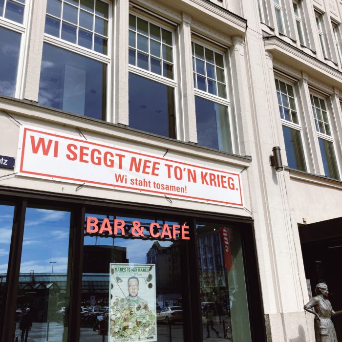 Ein Schriftzug am Ohnsorg-Theater: Wi seggt nee ton Krieg