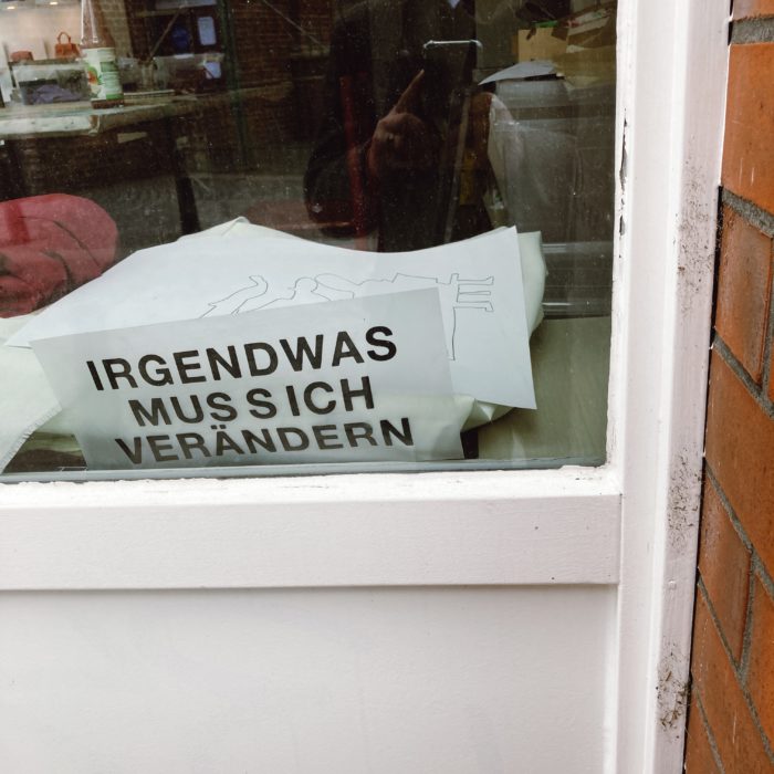 Ein Pappschild in einem Fenster: "Irgendwas mus sich verändern"