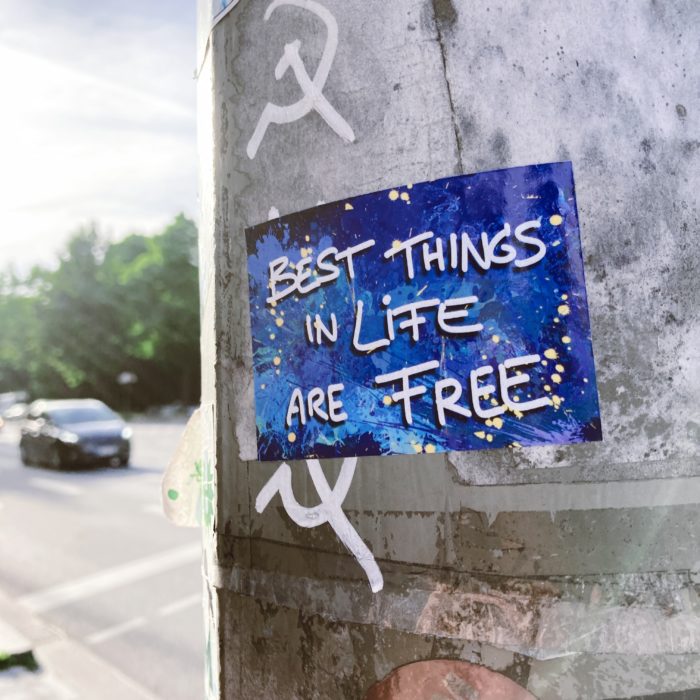 Ein Aufkleber an einem Ampelmast: Best things in life are free.