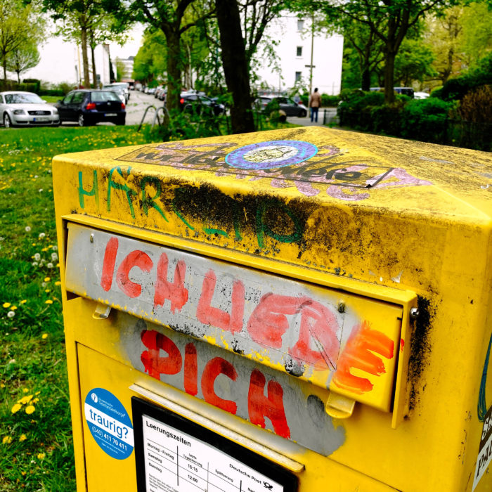 Auf einem Briefkasten steht "Ich liebe dich"