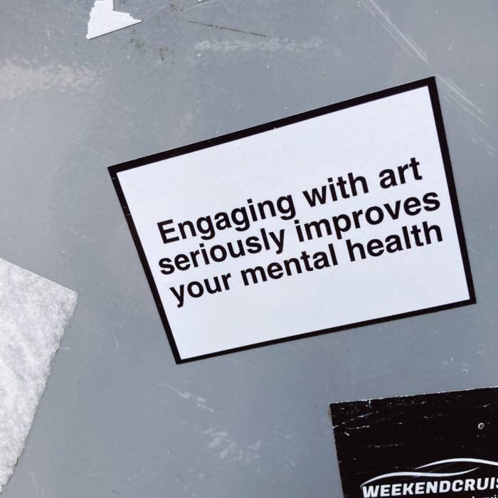 Ein Aufkleber: Engaging with art seriously improves your mental health