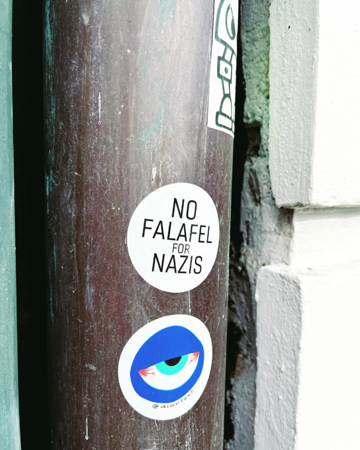 Ein Aufkleber an einem Regenfallrohr: "No Falafel for Nazis"