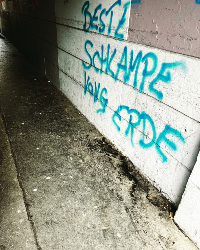 Ein gesprühter Schriftzug an einer Wand: "Beste Schlampe vong Erde"