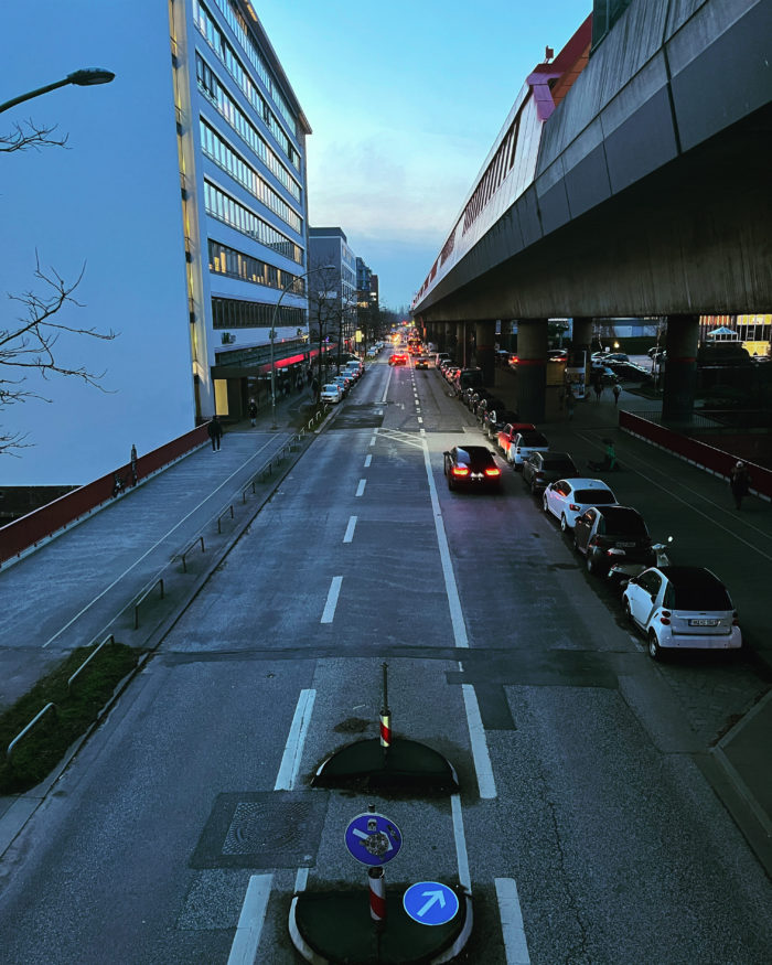 Die Hammerbrookstraße auf Höhe der S-Bahnstation Hammerbrook