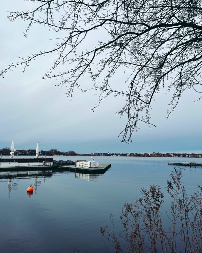 Blick über die Außenalster, von St. Georg aus. Leere Stege im Bild.