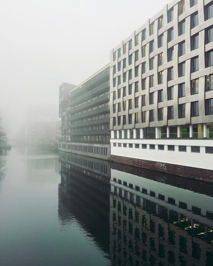 Häuserfronten an einem Fleet in Hammerbrook, leichter Nebel über dem Wasser, Morgenstimmung