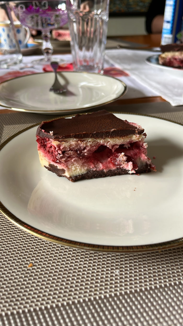 Ein Stück Kuchen im Stil einer Schwarzwälderkischtorte