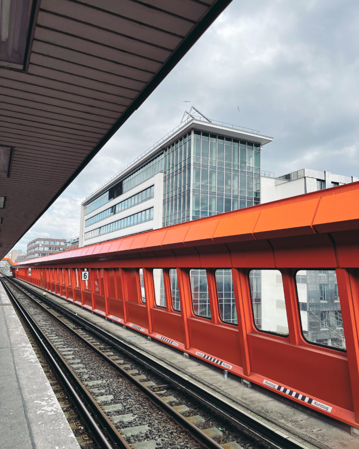 Die S-Bahnstation Hammerbrook, die rote Außenwand neben dem Gleis