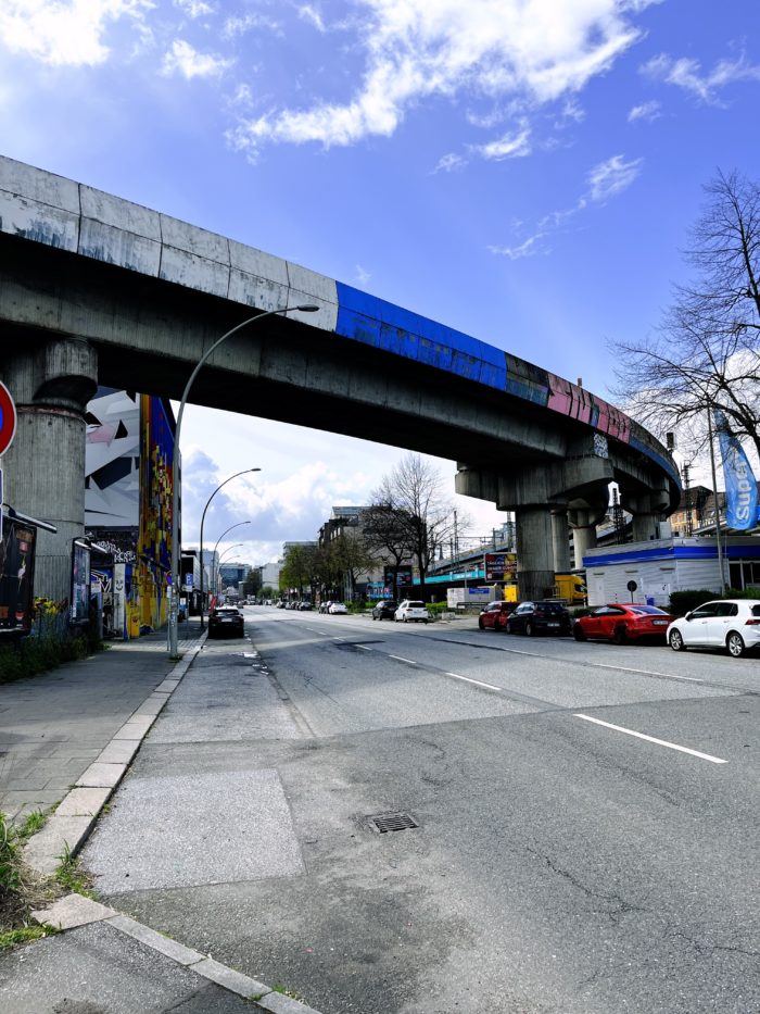Die Nordkanalstraße in Hammerbrook , überquert vom S-Bahn-Viadukt