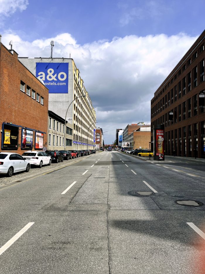 Die ampelphasenbedingt gerade unbefahrene Nordkanalstraße in Hammerbrook