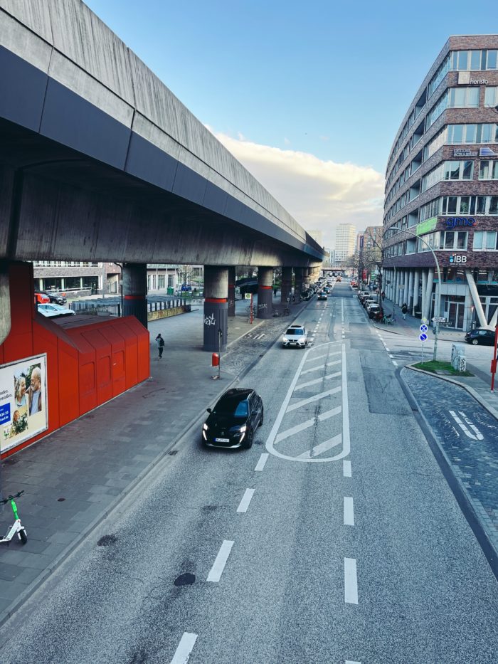 Die Straße neben der S-Bahnstation Hammerbrook