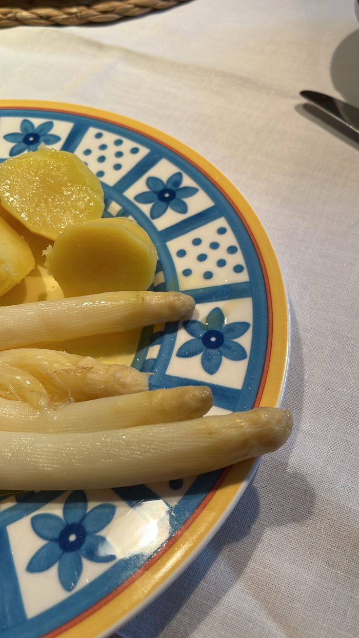 Ein Teller mit Spargel und Kartoffeln.