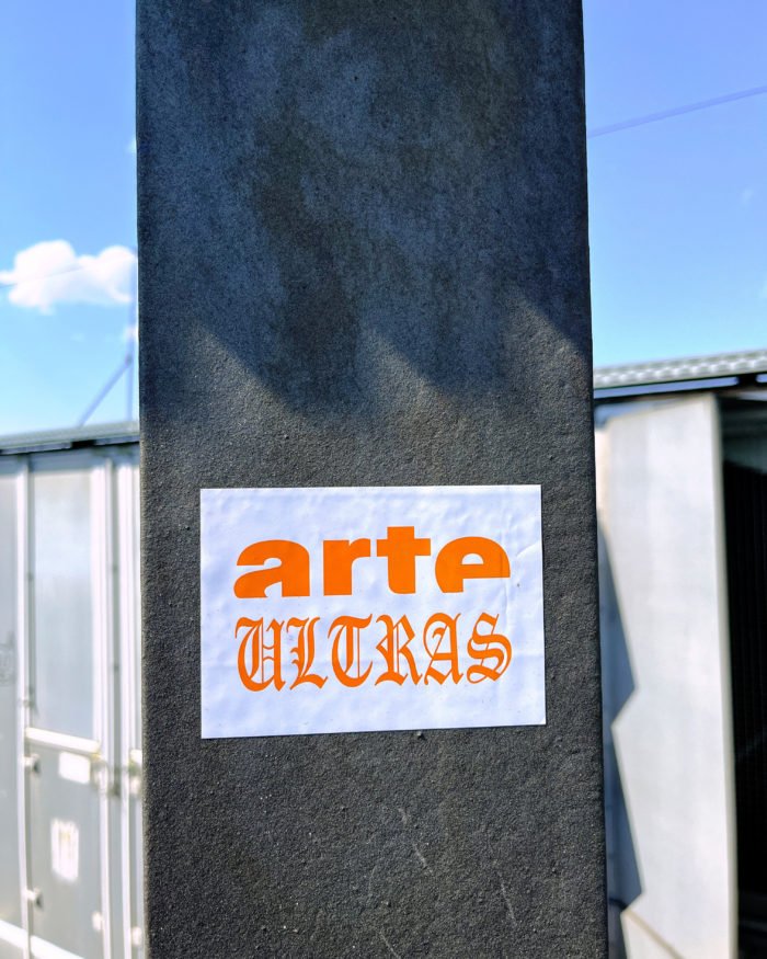 Ein Aufkleber "arte Ultras"