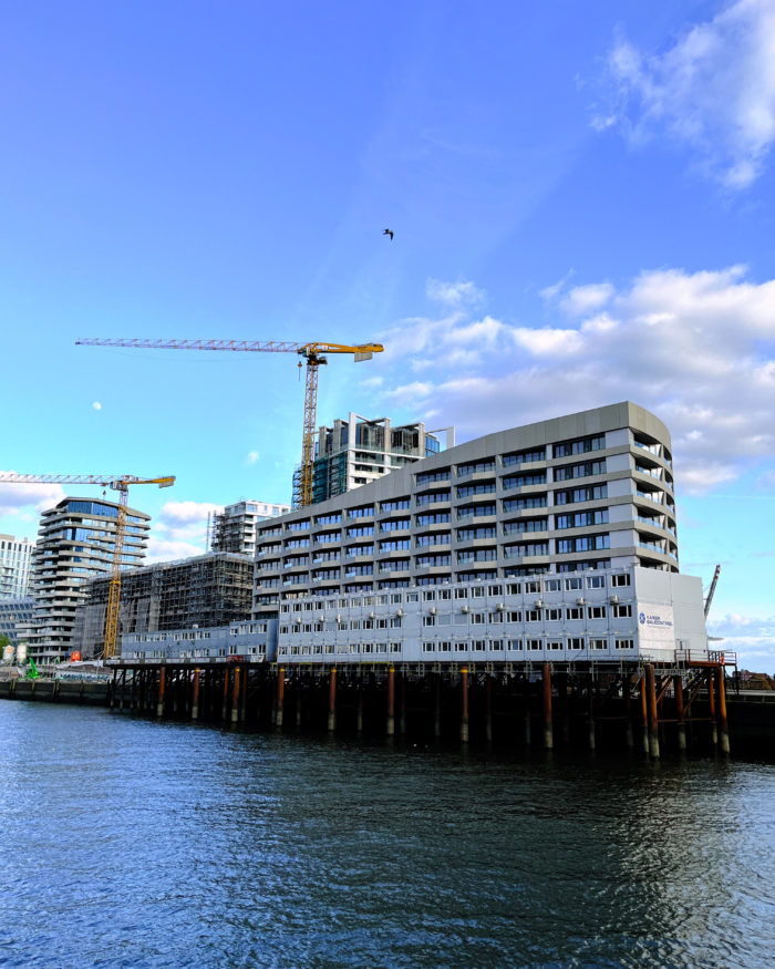 Neubauten in der Hafencity, im Hintergrund Baukräne
