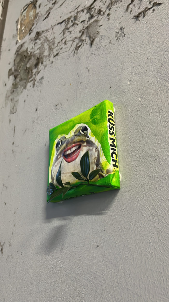 Wilde Kunst an einer Wand, ein Frosch mit dem Text: Küss mich