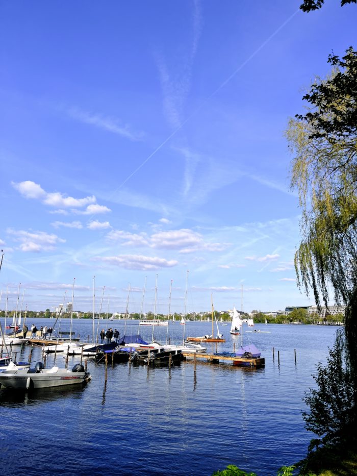 Blick über die Außenalster auf St. Georg, im Vordergrund Segelboote