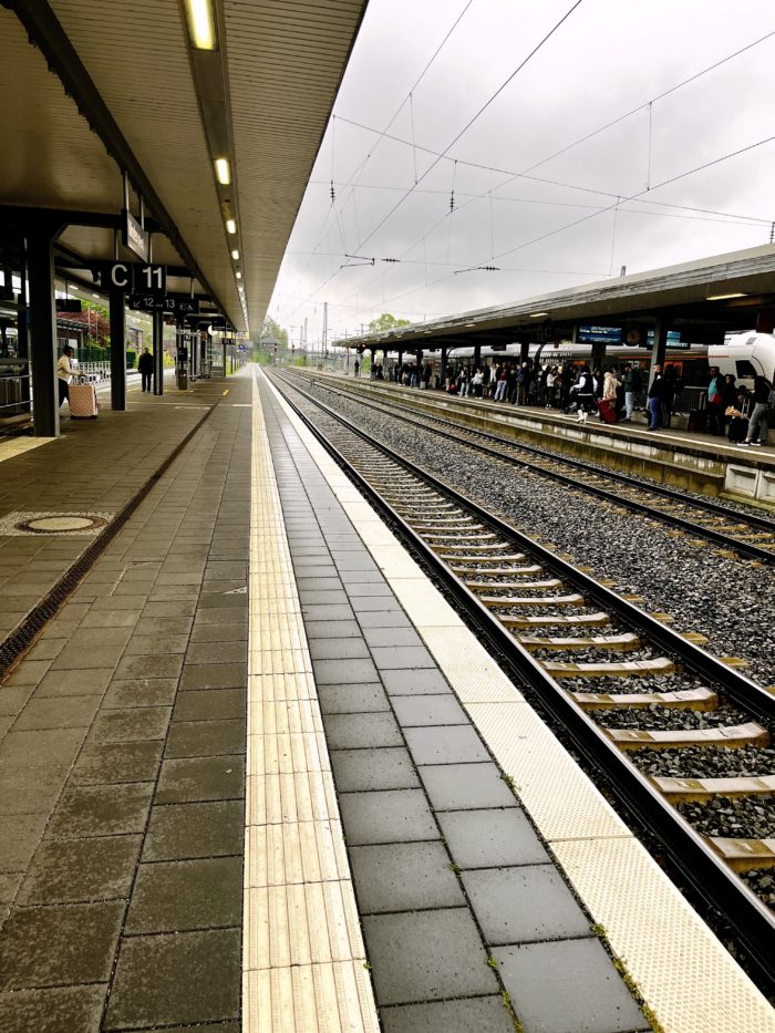 Blick auf ein verregntes Gleis des Bahhnhofs in Minden. Ein unspektakulärer Anblick.